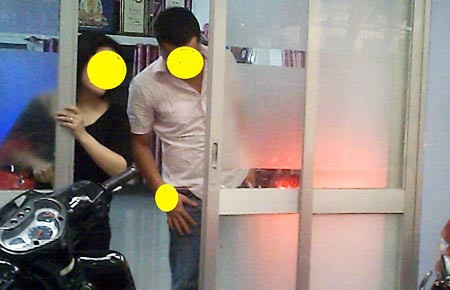 Một cặp “cò” từ trong nhà bước ra vờ như vừa xem bói xong. Một cặp “cò” từ trong nhà bước ra vờ như vừa xem bói xong