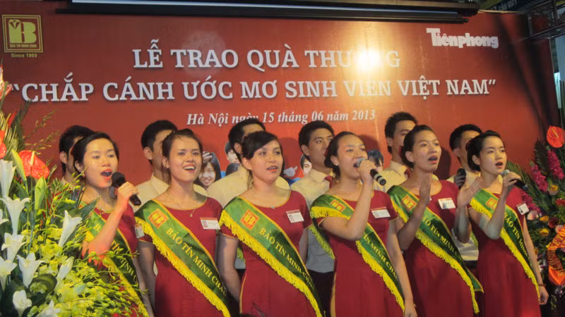 Nhân viên Công ty Vàng bạc đá quý Bảo Tín MInh Châu giao lưu văn nghệ