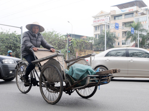 Một cụ già đạp xe trở về nhà sau một ngày làm việc vất vả trên phố Trần Quang Khải. Ảnh: Tuấn Nguyễn