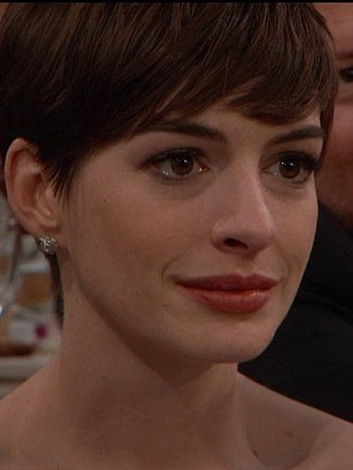 Anne Hathaway không kìm được nước mắt
