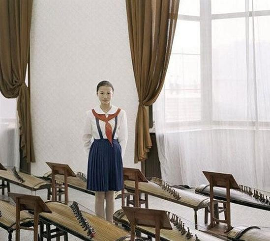 Nữ học sinh bên các nhạc cụ ở Triều Tiên