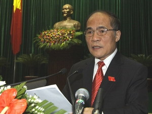 Phó Thủ tướng thường trực Nguyễn Sinh Hùng trình bày báo cáo