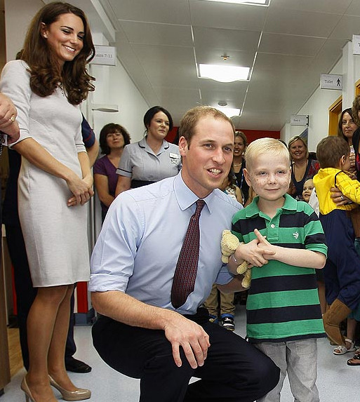 Kate và Hoàng tử William đến thăm một bệnh viện ở Surrey