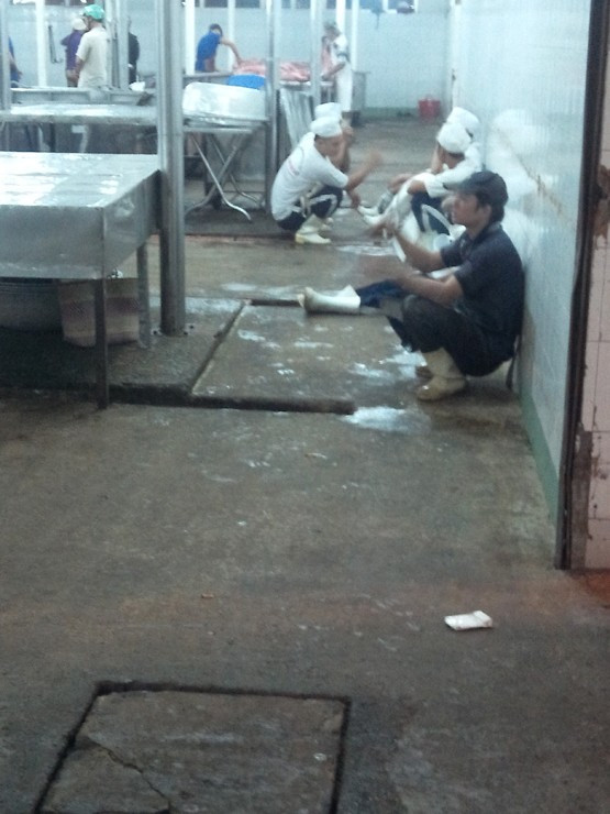 Do phiên giao dịch kéo dài đến 6g sáng nên cứ trống khách là mọi người tranh thủ nghỉ ngơi. Nhóm công nhân này có nhiều người ngồi ngủ ngay bên cạnh quầy, trong lúc chờ đến phiên giao dịch