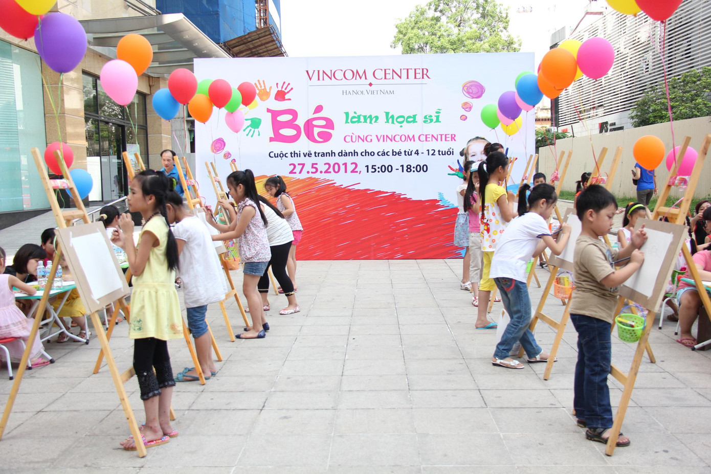 Các bé trổ tài thi vẽ tranh. Các bé trổ tài thi vẽ tranh