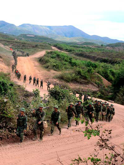Các chiến sĩ bộ binh hoàn thành nhiệm vụ tiếp tục hành quân về đơn vị. Các chiến sĩ bộ binh hoàn thành nhiệm vụ tiếp tục hành quân về đơn vị