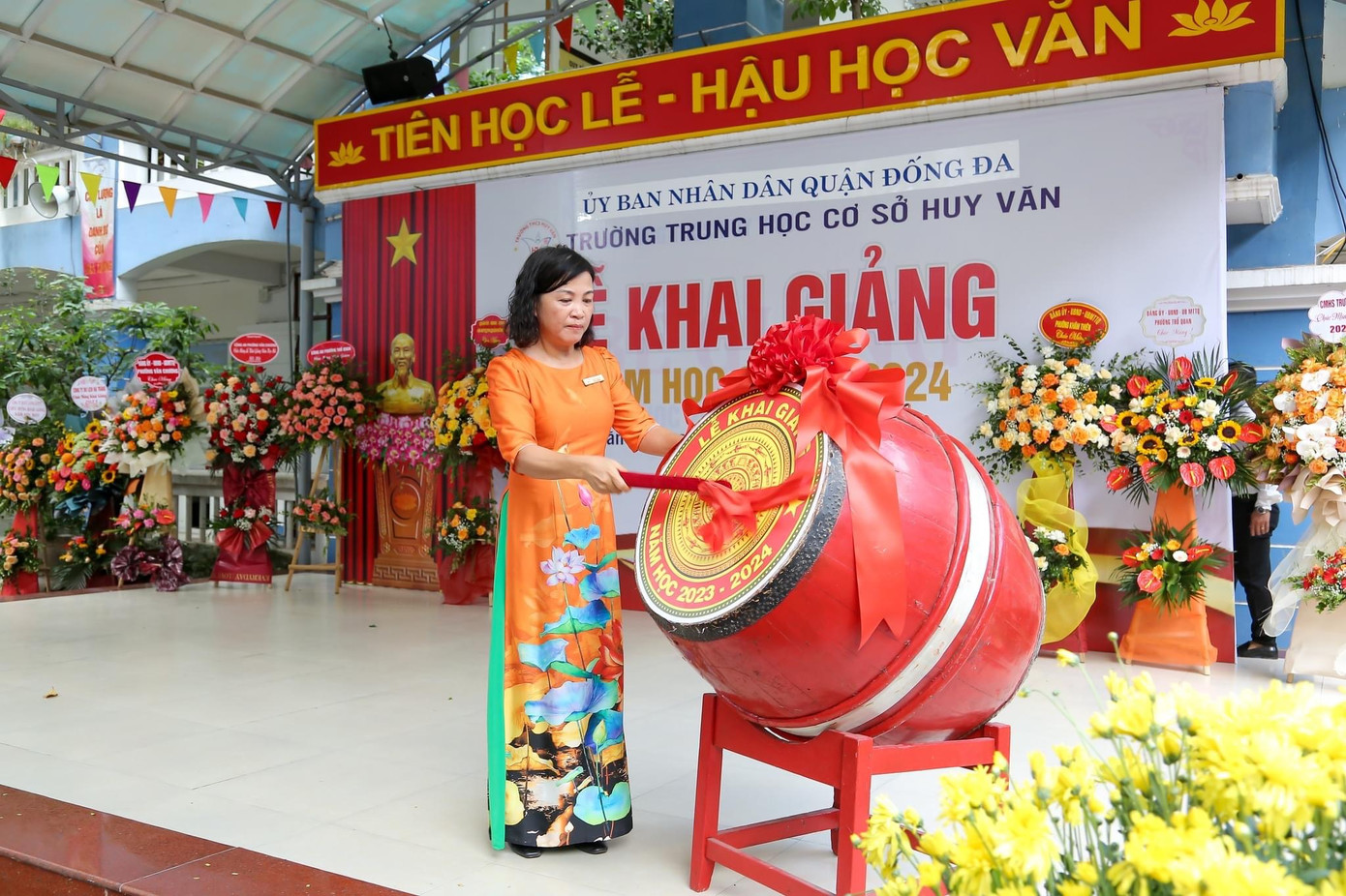 Cô hiệu trưởng Nguyễn Hải Yến đánh trống khai trường.