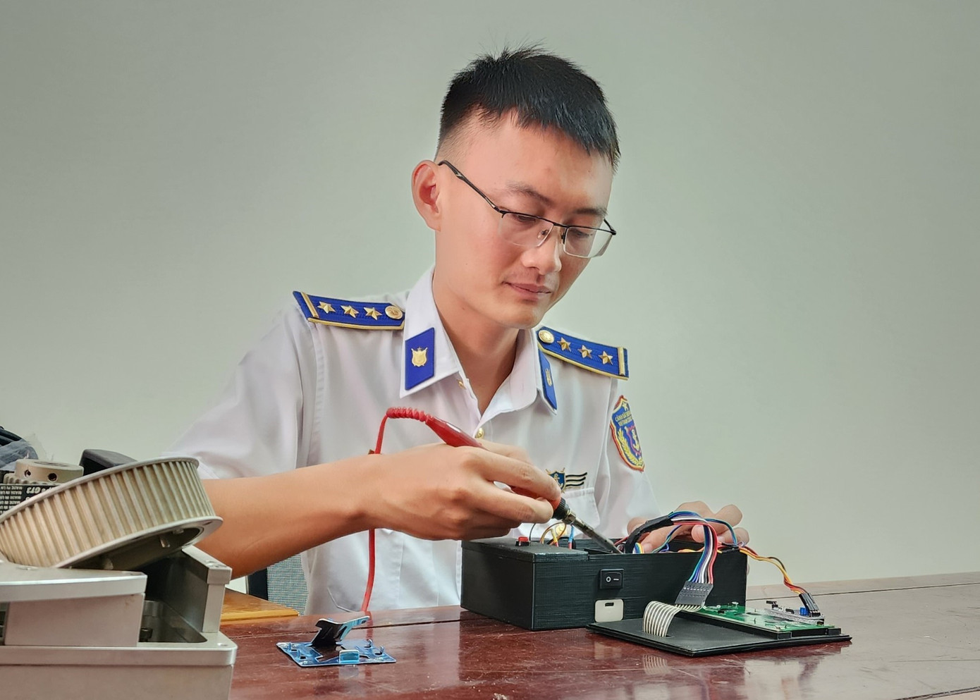 Thượng úy Nguyễn Văn Hùng hàn mạch cho thiết bị kiểm tra hiệu quả phanh ôtô quân sự