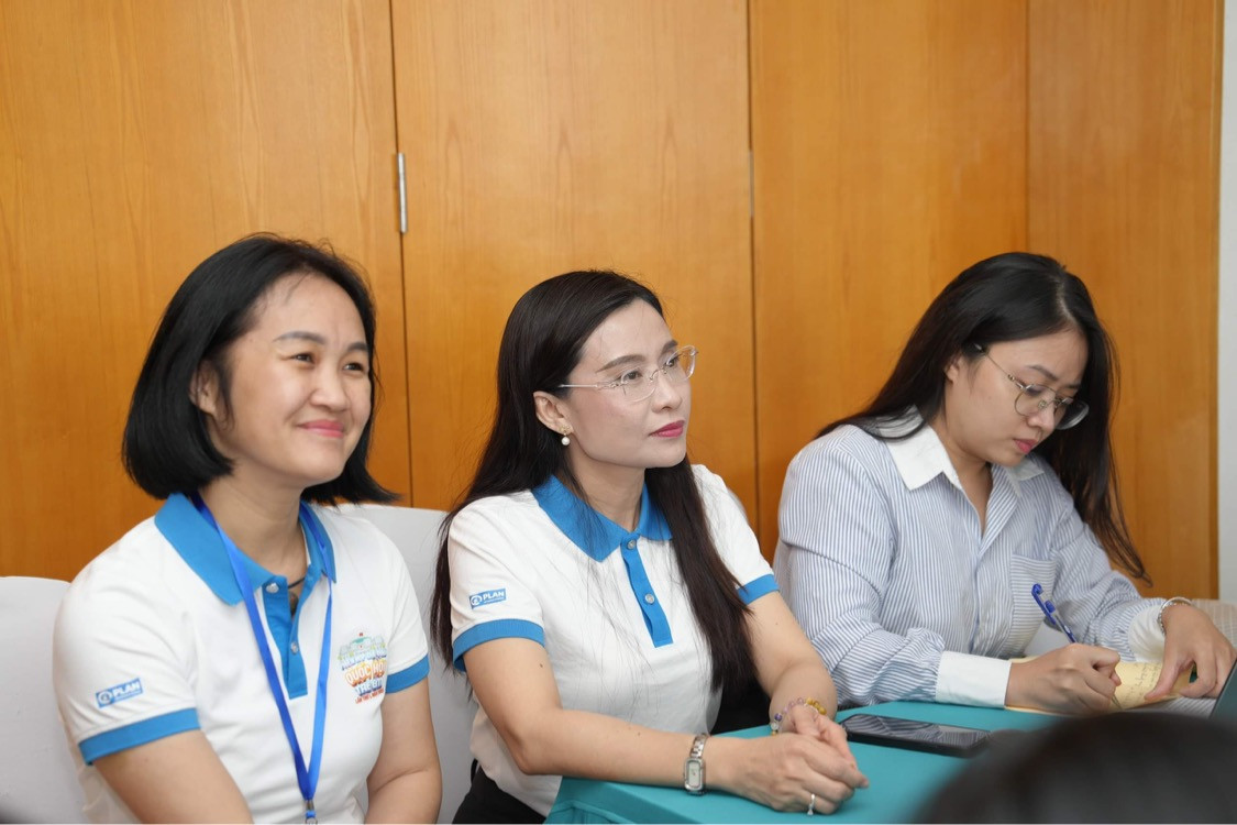 Chị Nguyễn Phạm Duy Trang, Bí thư T.Ư Đoàn, Chủ tịch Hội đồng Đội T.Ư, Trưởng ban tổ chức (giữa) theo dõi phiên thảo luận tại tổ