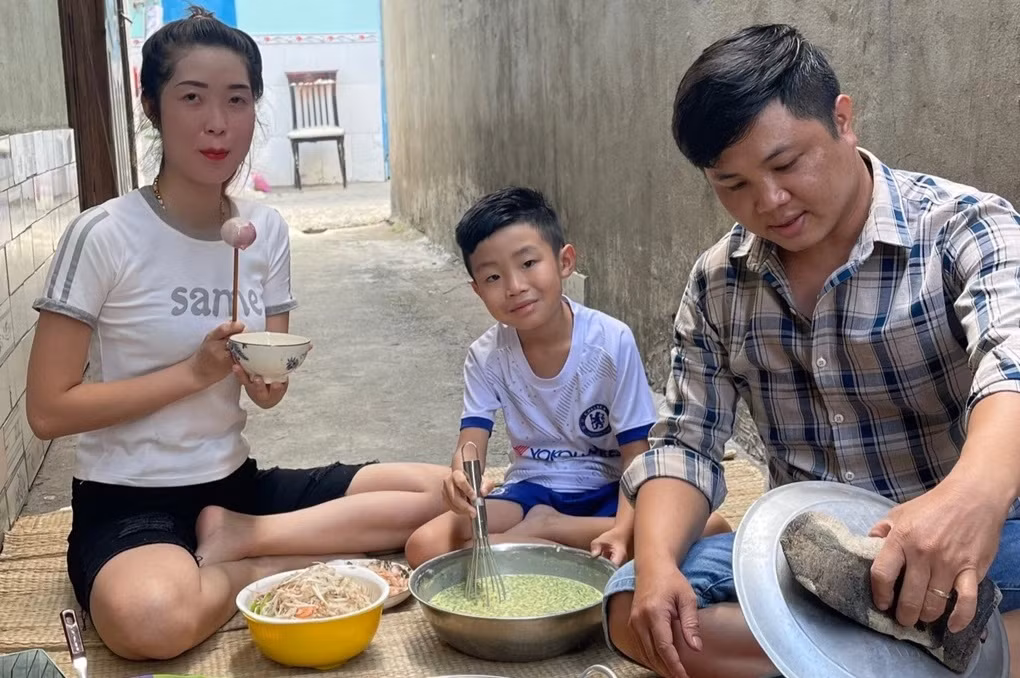 Gia đình anh Bảnh cùng quay Tiktok, với nội dung là bữa cơm hằng ngày của gia đình công nhân (Ảnh: Nhân vật cung cấp). Gia đình anh Bảnh cùng quay Tiktok, với nội dung là bữa cơm hằng ngày của gia đình công nhân (Ảnh: Nhân vật cung cấp).