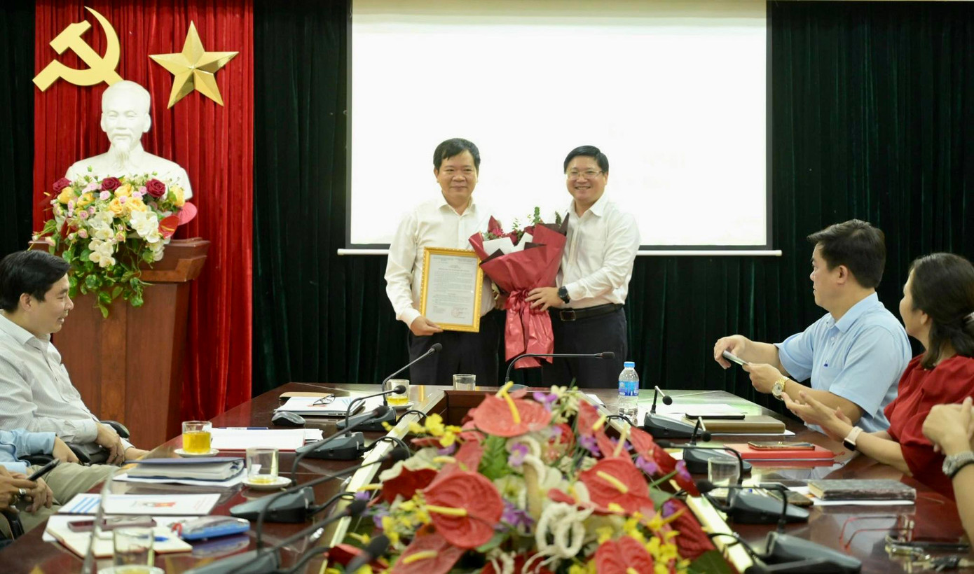 TS Trịnh Minh Thái, Bí thư Đảng ủy, Chủ tịch Hội đồng Học viện Thanh thiếu niên Việt Nam trao Quyết định số 18 -QĐ/HĐHVTTNVN ngày 29/9/2023 cho TS Đặng Vũ Tùng giữ chức Phó Giám đốc Học viên Thanh thiếu niên Việt Nam và phân công kiêm nhiệm Giám đốc Phân viện miền Nam. TS Trịnh Minh Thái, Bí thư Đảng ủy, Chủ tịch Hội đồng Học viện Thanh thiếu niên Việt Nam trao Quyết định số 18 -QĐ/HĐHVTTNVN ngày 29/9/2023 cho TS Đặng Vũ Tùng giữ chức Phó Giám đốc Học viên Thanh thiếu niên Việt Nam và phân công kiêm nhiệm Giám đốc Phân viện miền Nam.