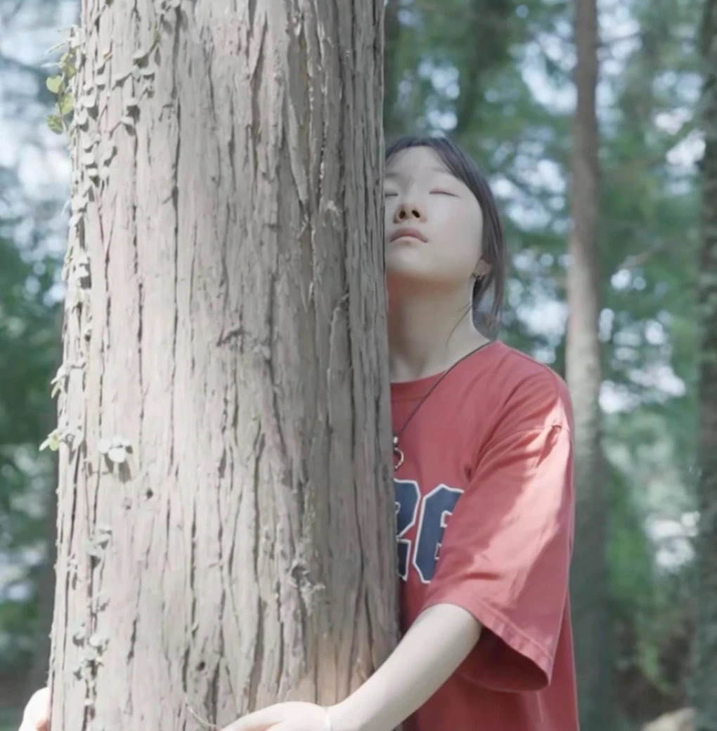 Các chuyên gia y học cổ truyền Trung Quốc cho biết, ôm cây có thể giúp tăng cường "sinh lực" hoặc "khí" (Ảnh: Douyin). Các chuyên gia y học cổ truyền Trung Quốc cho biết, ôm cây có thể giúp tăng cường "sinh lực" hoặc "khí" (Ảnh: Douyin).