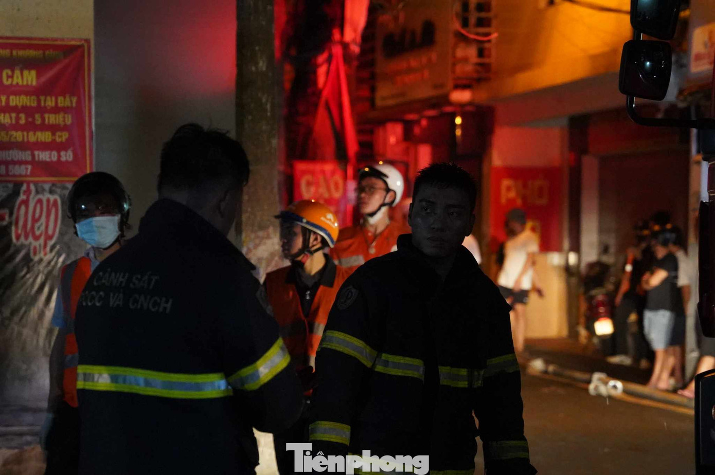 Một nhân chứng cho biết, khi hỗ trợ lực lượng chức năng tiếp cận tầng 1 của chung cư bị cháy, anh thấy rất nhiều xe máy ở đây bị thiêu rụi. Ảnh: Trường Hùng