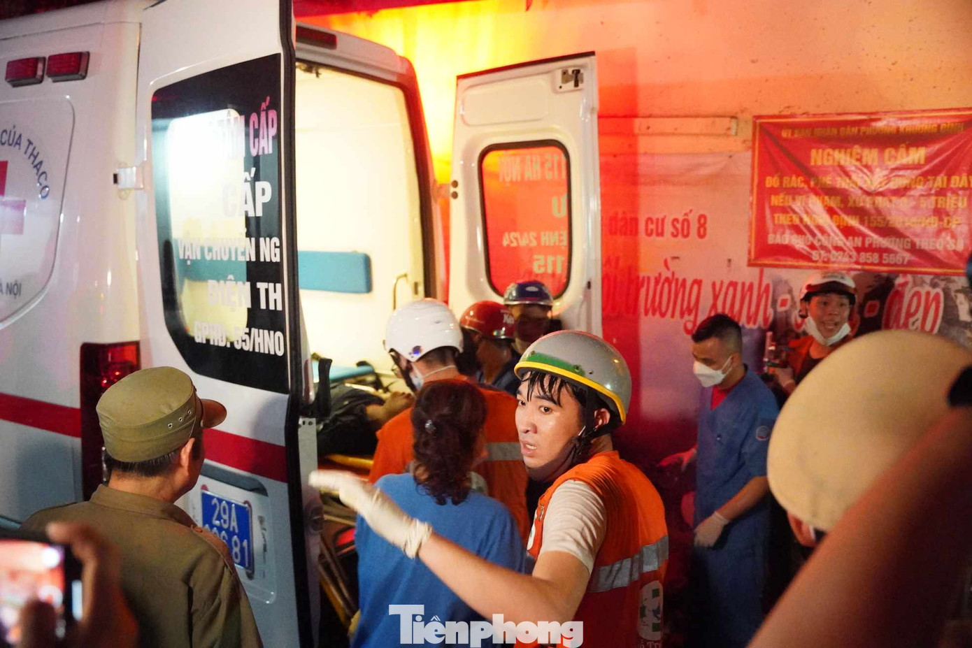 Đến 2h25, khói đã được dập tắt, lực lượng chữa cháy vẫn tiếp tục phun nước từ vòi rồng từ tầng 3 đến tầng 9, tiếp tục tìm kiếm người mắc kẹt trong tòa nhà.