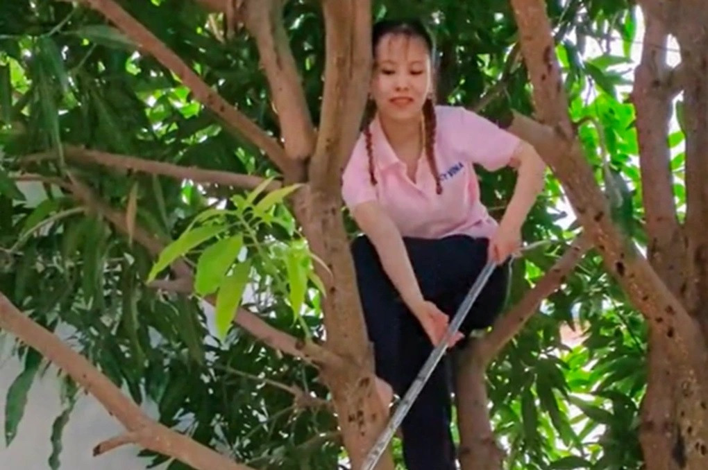 Với lối kể chuyện hài hước, mộc mạc, nữ công nhân nhận được sự ủng hộ từ người xem (Ảnh: Nhân vật cung cấp). Với lối kể chuyện hài hước, mộc mạc, nữ công nhân nhận được sự ủng hộ từ người xem (Ảnh: Nhân vật cung cấp).