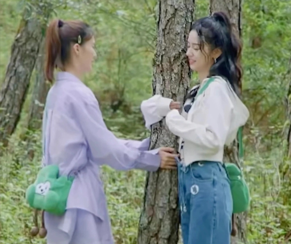 Các cộng đồng trực tuyến về trào lưu "ôm cây" ngày càng phổ biến, cung cấp những mẹo an toàn khi ôm cây và tránh bị sét đánh (Ảnh: Douyin). Các cộng đồng trực tuyến về trào lưu "ôm cây" ngày càng phổ biến, cung cấp những mẹo an toàn khi ôm cây và tránh bị sét đánh (Ảnh: Douyin).