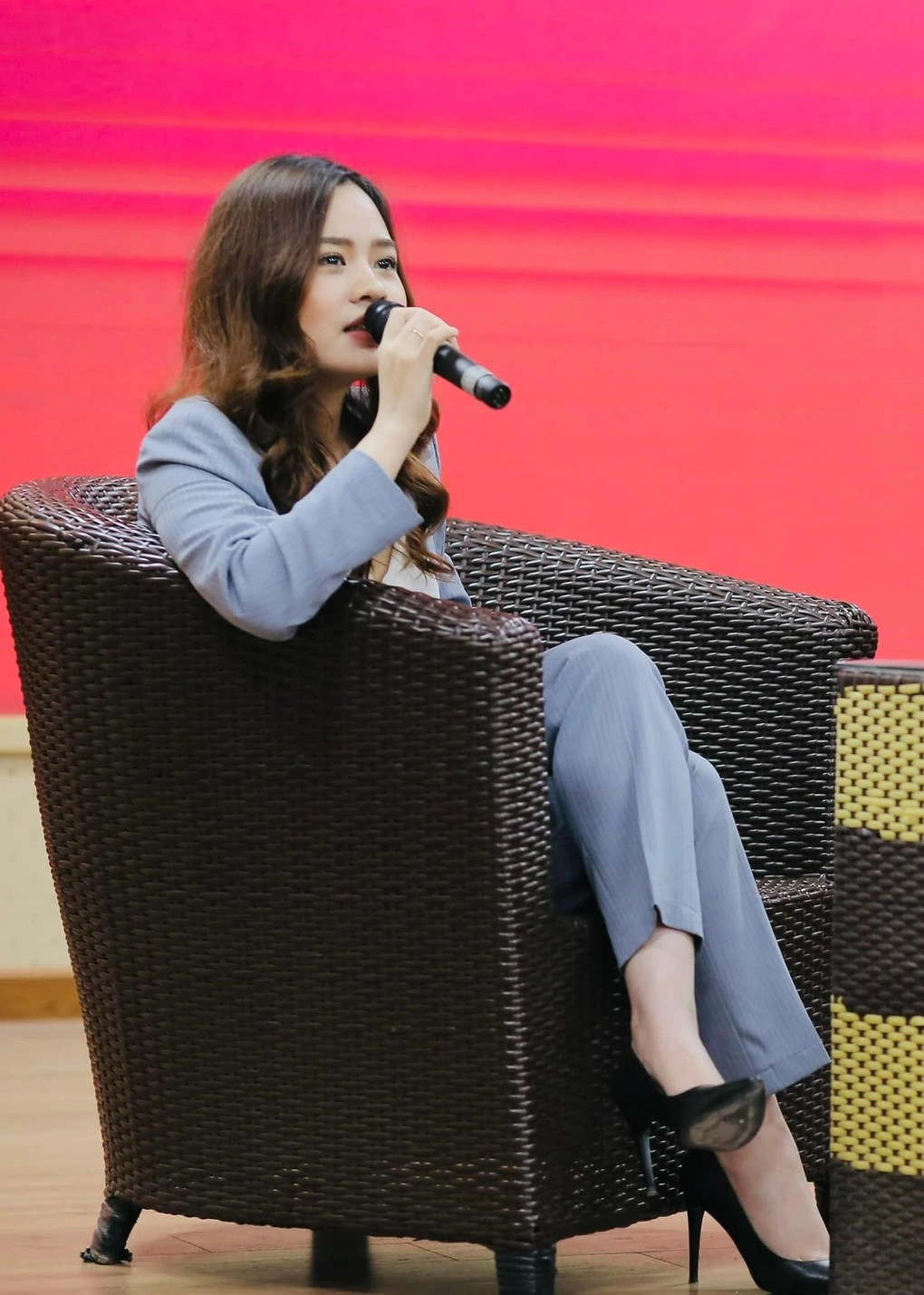 "Cá mập" Lê Hàn Tuệ Lâm trở thành giám đốc quỹ đầu tư mạo hiểm ở tuổi 26. Cô cũng là diễn giả ở nhiều sự kiện của giới khởi nghiệp nhờ khả năng hoạt ngôn (Ảnh: FBNV).