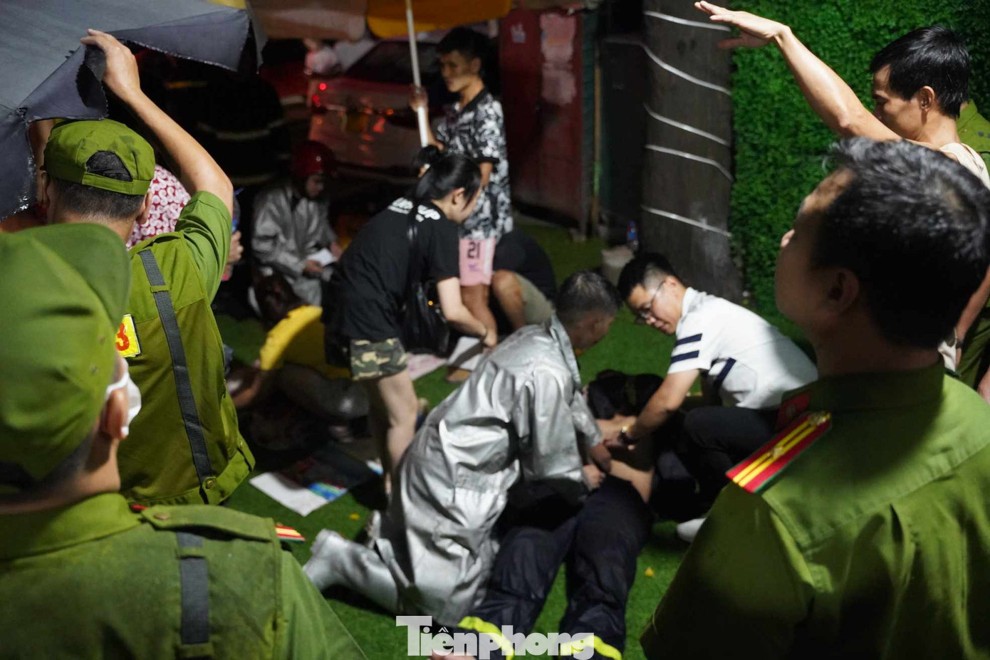 Sơ cứu chiến sĩ phòng cháy chữa cháy. Ảnh: Trường Hùng