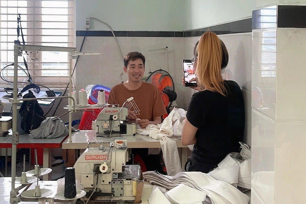 Tuấn Anh nhờ nhân viên, người thân quay video trong những giờ rảnh rỗi (Ảnh: Nhân vật cung cấp). Tuấn Anh nhờ nhân viên, người thân quay video trong những giờ rảnh rỗi (Ảnh: Nhân vật cung cấp).