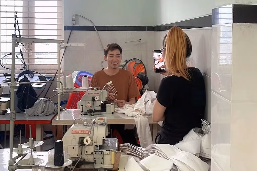 Tuấn Anh nhờ nhân viên, người thân quay video trong những giờ rảnh rỗi (Ảnh: Nhân vật cung cấp). Tuấn Anh nhờ nhân viên, người thân quay video trong những giờ rảnh rỗi (Ảnh: Nhân vật cung cấp).