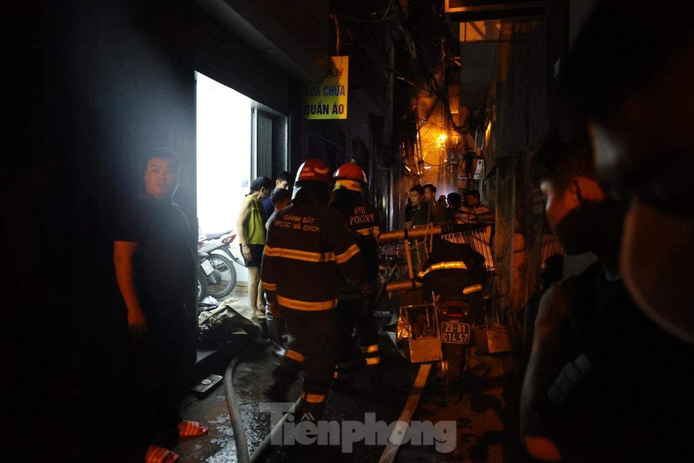 Khoảng 1h sáng, khói vẫn còn bốc lên ở toà nhà, lực lượng chữa cháy phun nước dập khói và tiếp cận hiện trường để giải cứu những người mặc kẹt trong toà nhà