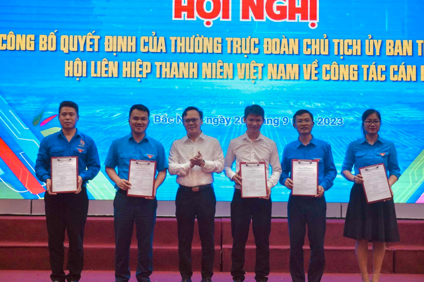 Tỉnh Đoàn Bắc Ninh công bố quyết định của Trung ương Hội Liên hiệp Thanh niên VN về công tác cán bộ. Tỉnh Đoàn Bắc Ninh công bố quyết định của Trung ương Hội Liên hiệp Thanh niên VN về công tác cán bộ.