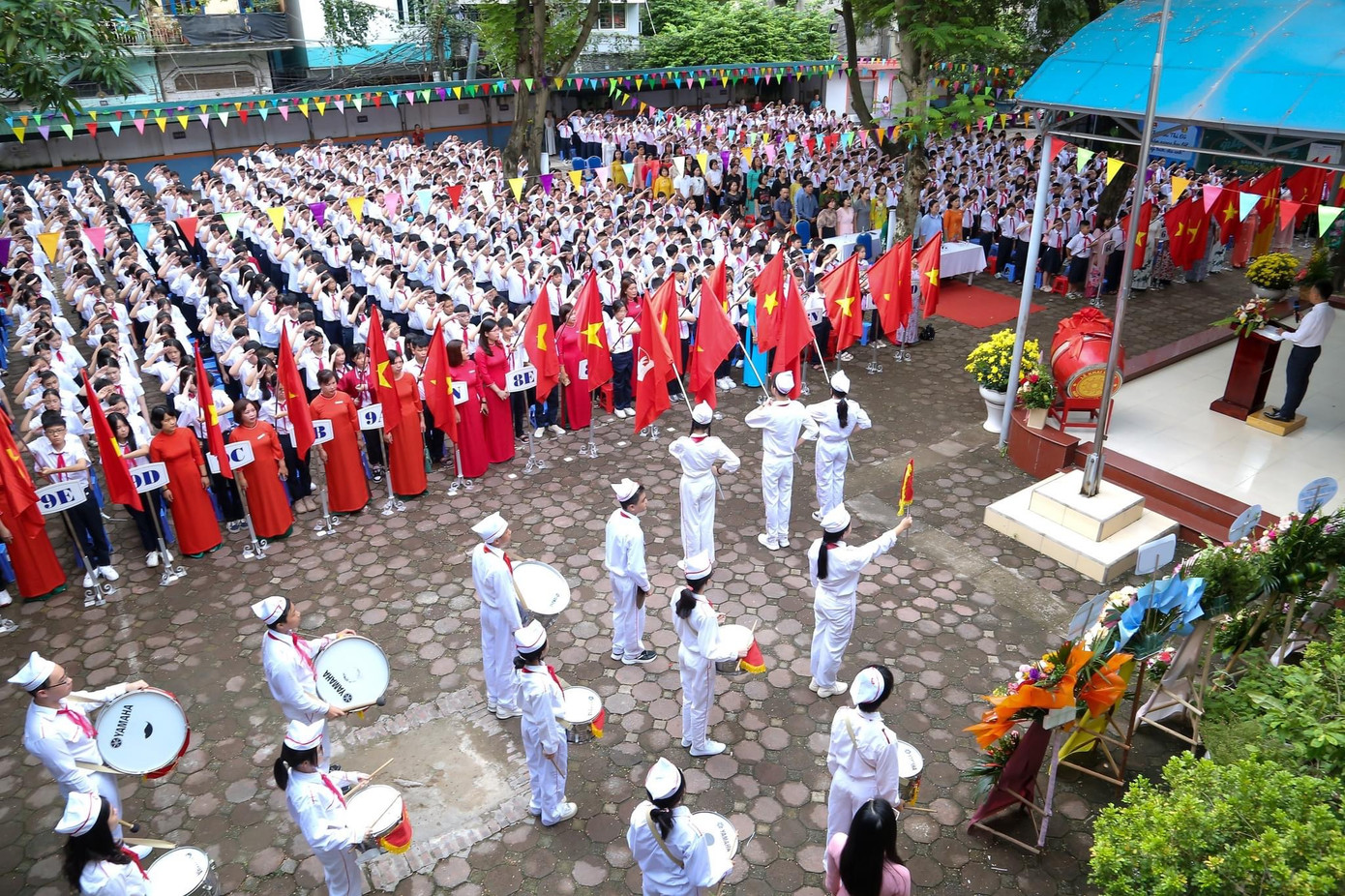 Thầy và trò trường THCS Huy Văn (quận Đống Đa, Hà Nội) trong ngày khai giảng.