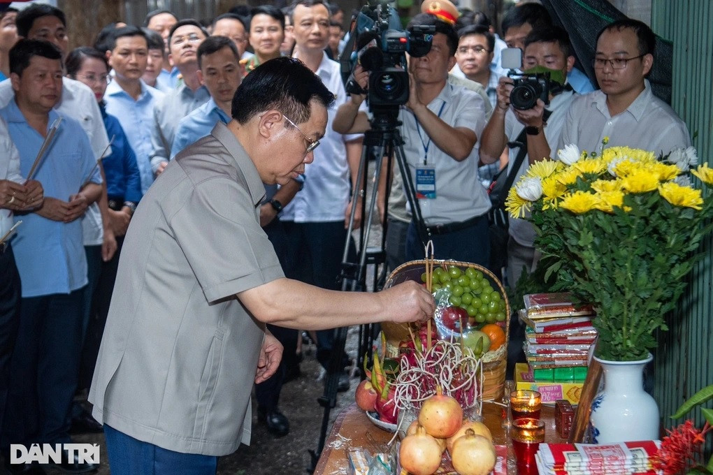 Chủ tịch Quốc hội Vương Đình Huệ thắp hương cho các nạn nhân tử vong trong vụ cháy chung cư mini (Ảnh: Mạnh Quân). Chủ tịch Quốc hội Vương Đình Huệ thắp hương cho các nạn nhân tử vong trong vụ cháy chung cư mini (Ảnh: Mạnh Quân).