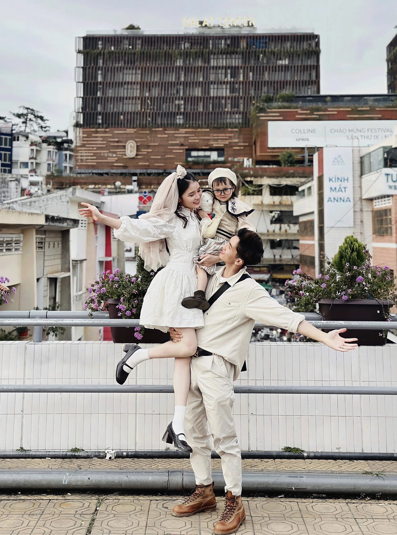 Những bức ảnh "bế cả thế giới trên tay" của cặp đôi từng nhiều lần gây sốt trên mạng xã hội (Ảnh: NVCC).