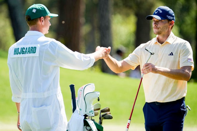 Nicolai Hojgaard ăn mừng birdie hố 8 với caddie Christian Christensen tại The Masters 2024.