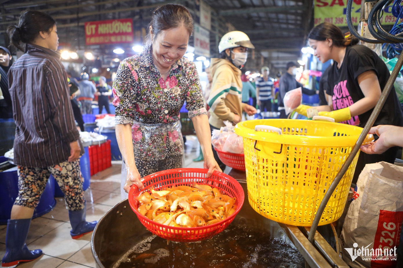 Bà Hoa (quận 7) nhập gần 100kg cá để phục vụ cho dịp Tết ông Táo: &quot;Nếu tình hình khả quan, ngày mai tôi sẽ đến chợ để tiếp tục nhập thêm hàng&quot;.