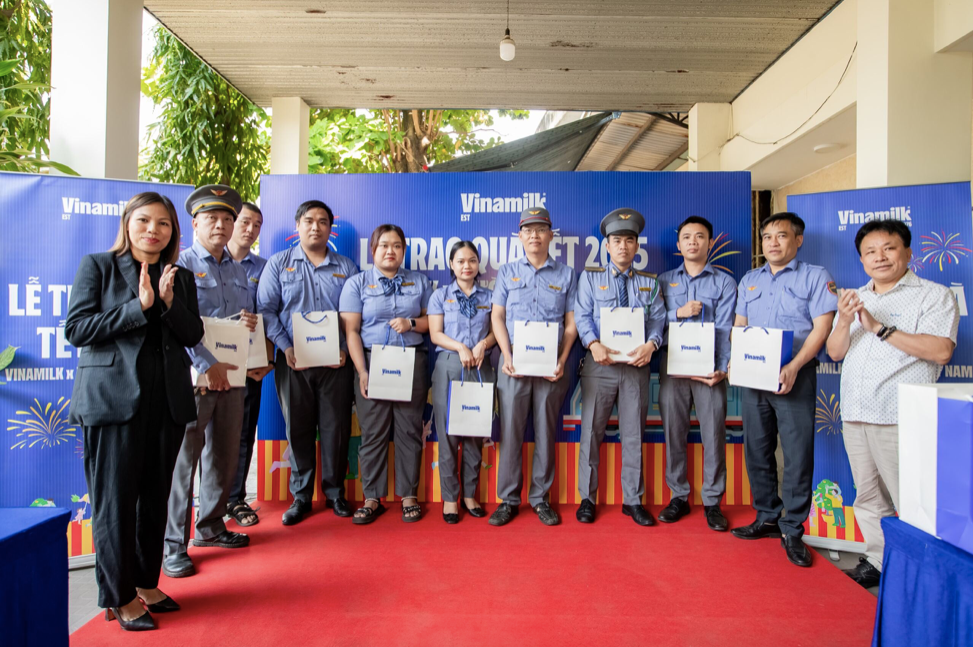 Với người Việt Nam, Tết cổ truyền là dịp sum họp gia đình sau một năm bôn ba vất vả. Vì thế mà những chuyến tàu ngày Tết luôn chở theo những cảm xúc rất đặc biệt. Trong những ngày cao điểm này, phần lớn nhân viên ngành đường sắt phải làm việc gần như xuyên suốt, để mọi người đều được về quê đón Tết an toàn. Với người Việt Nam, Tết cổ truyền là dịp sum họp gia đình sau một năm bôn ba vất vả. Vì thế mà những chuyến tàu ngày Tết luôn chở theo những cảm xúc rất đặc biệt. Trong những ngày cao điểm này, phần lớn nhân viên ngành đường sắt phải làm việc gần như xuyên suốt, để mọi người đều được về quê đón Tết an toàn.