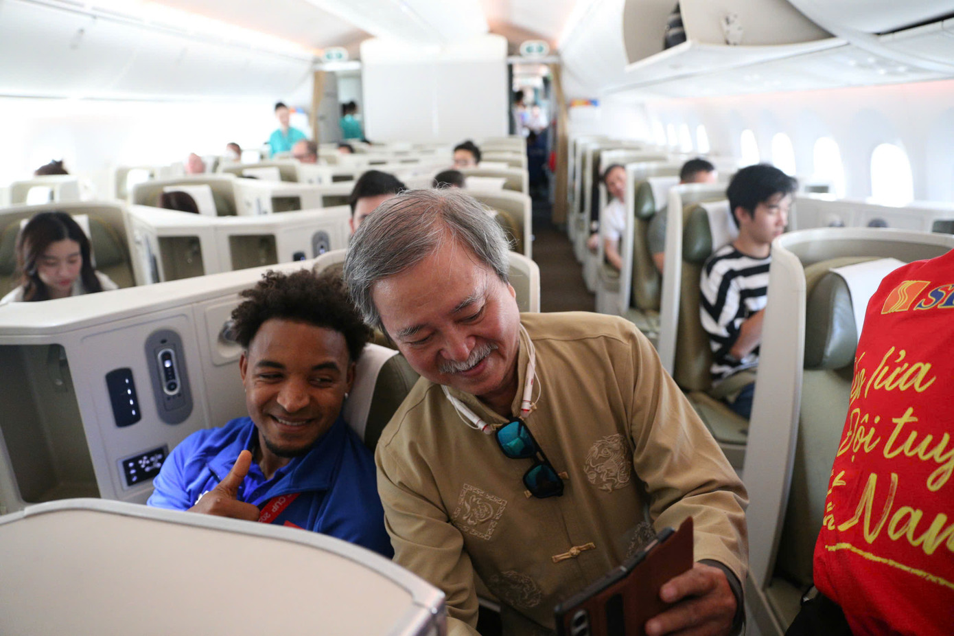 Đội tuyển Việt Nam mang cúp vô địch ASEAN Cup 2024 về tới Hà Nội, Xuân Son được đưa ngay vào bệnh viện ảnh 30