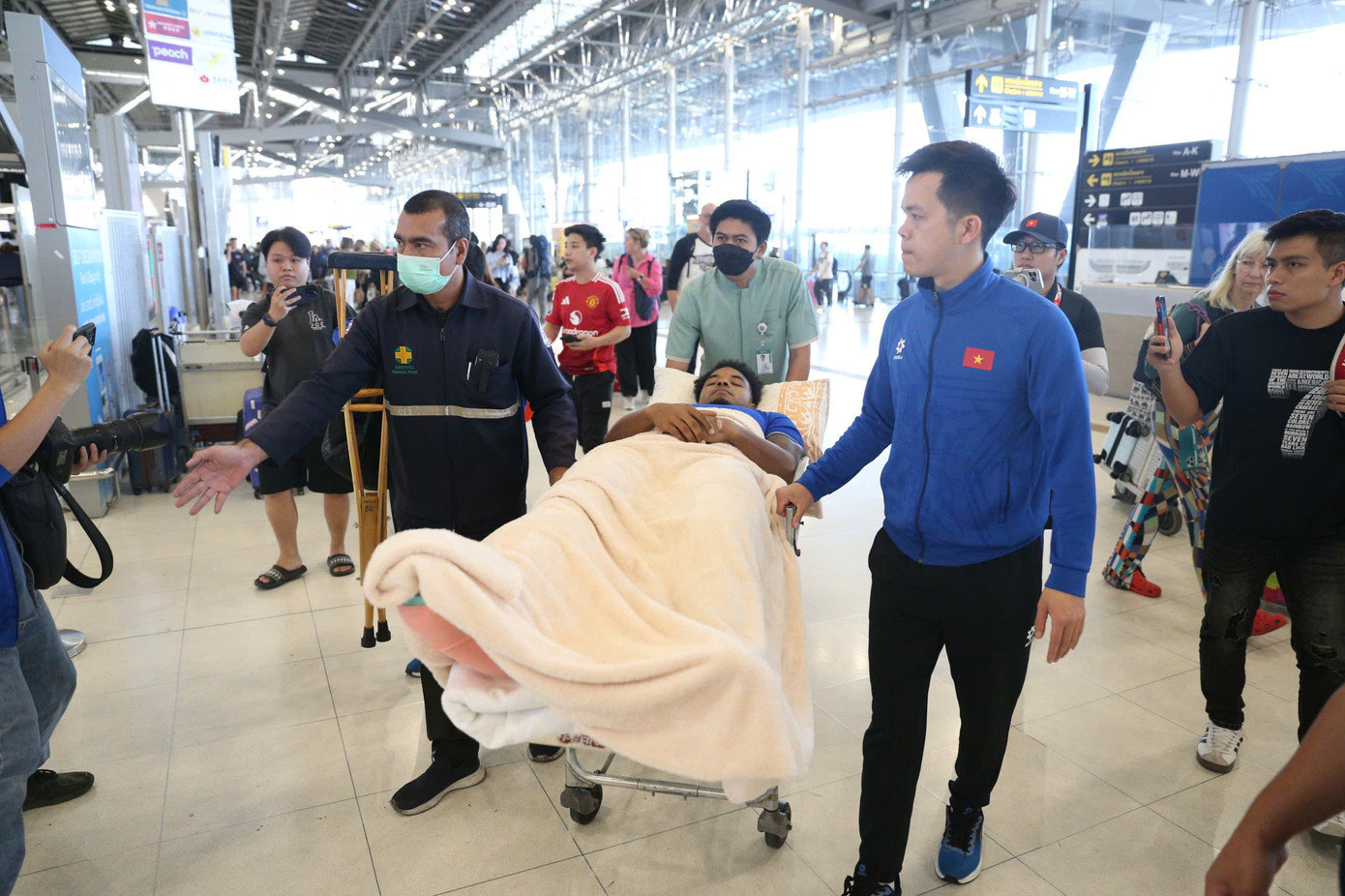 Dù dính chấn thương nặng song tinh thần của Xuân Son vẫn rất lạc quan. "Tôi biết mình đã gãy chân, nhưng thật sự hạnh phúc khi thấy đội tuyển Việt Nam giành chức vô địch. Đây là khoảnh khắc không thể nào quên. Dù không thể trực tiếp ăn mừng cùng các đồng đội, tôi vẫn tự hào vì được đóng góp vào thành công này", Xuân Son chia sẻ khi nằm trên giường bệnh tại Bangkok.