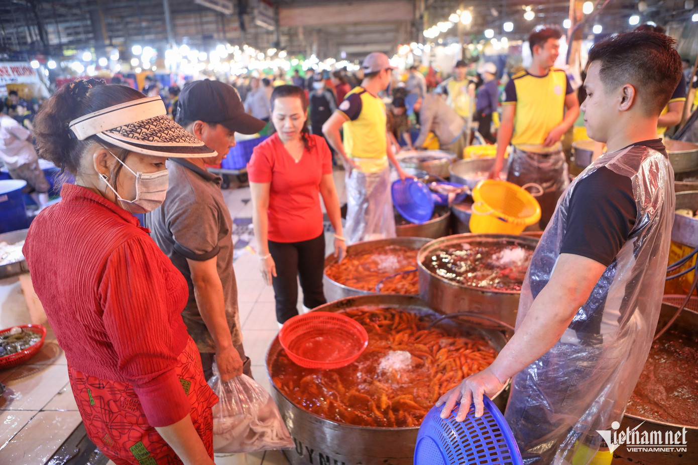 Từ khuya 21/1 (22 tháng Chạp), khu vực chợ cá bên trong chợ Bình Điền tấp nập tiểu thương và người dân tìm mua cá chép đỏ.