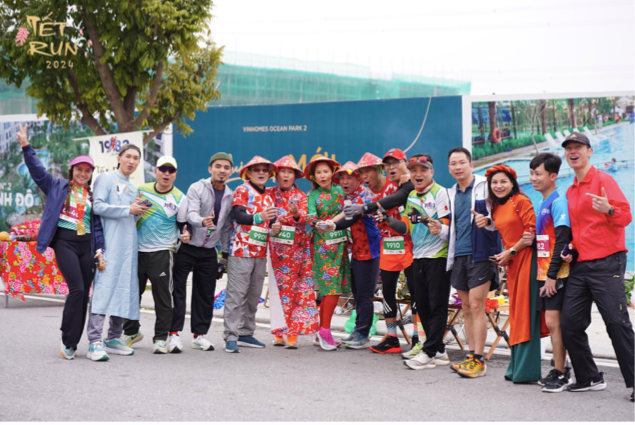 Các runner dừng chân trên đường chạy và cùng nâng ly “đón giao thừa” sớm