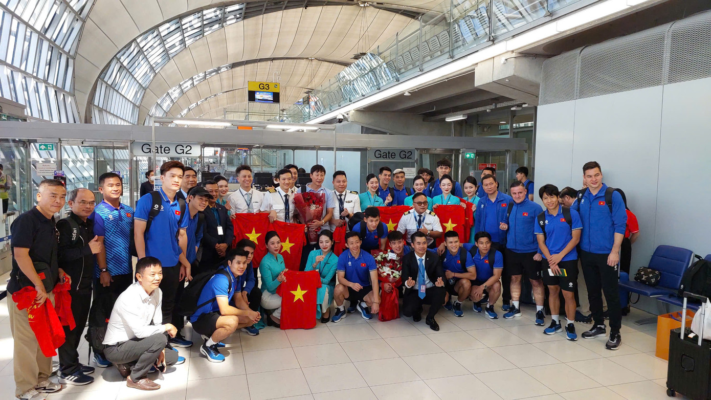 Đội tuyển Việt Nam mang cúp vô địch ASEAN Cup 2024 về tới Hà Nội, Xuân Son được đưa ngay vào bệnh viện ảnh 24