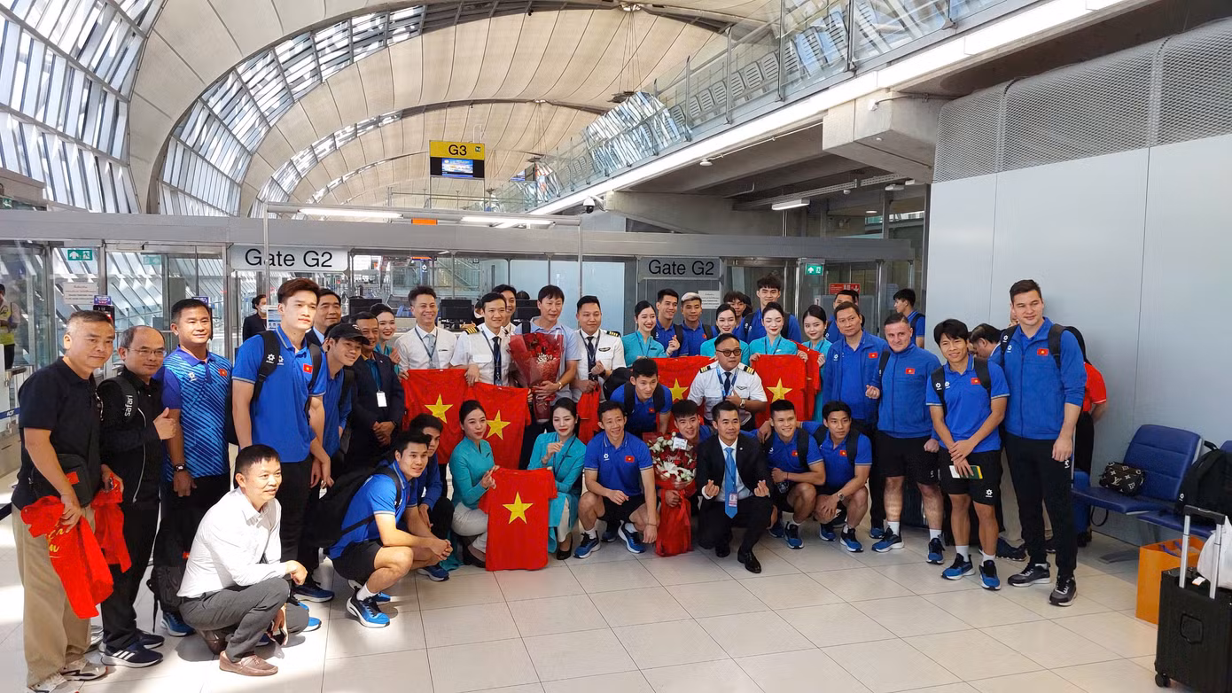 Đội tuyển Việt Nam mang cúp vô địch ASEAN Cup 2024 về tới Hà Nội, Xuân Son được đưa ngay vào bệnh viện ảnh 24 Đội tuyển Việt Nam mang cúp vô địch ASEAN Cup 2024 về tới Hà Nội, Xuân Son được đưa ngay vào bệnh viện ảnh 24