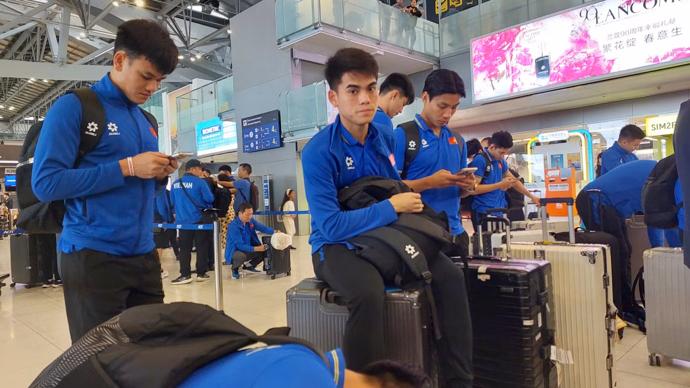 Riêng trường hợp của tiền đạo Nguyễn Xuân Son bị chấn thương, sẽ có xe cứu thương vào thang máy bay, chở cầu thủ này đến thẳng bệnh viện. Riêng trường hợp của tiền đạo Nguyễn Xuân Son bị chấn thương, sẽ có xe cứu thương vào thang máy bay, chở cầu thủ này đến thẳng bệnh viện.