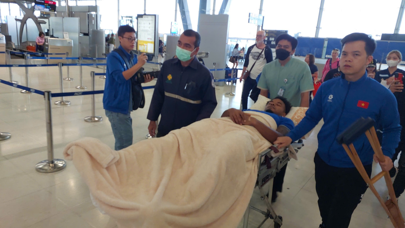 Trông có vẻ mệt mỏi, nhưng Xuân Son vẫn tươi cười đáp lại tấm lòng của những người hâm mộ yêu quý anh tại sân bay.