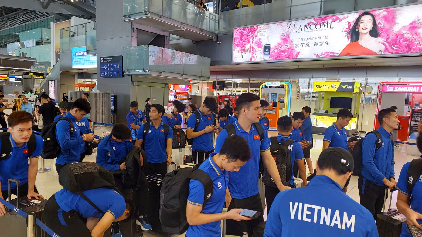 Đội tuyển Việt Nam sẽ về nước trên chuyến bay của VietNam Airlines vào 12h20 trưa nay, 6/1/2025. Đội tuyển Việt Nam sẽ về nước trên chuyến bay của VietNam Airlines vào 12h20 trưa nay, 6/1/2025.
