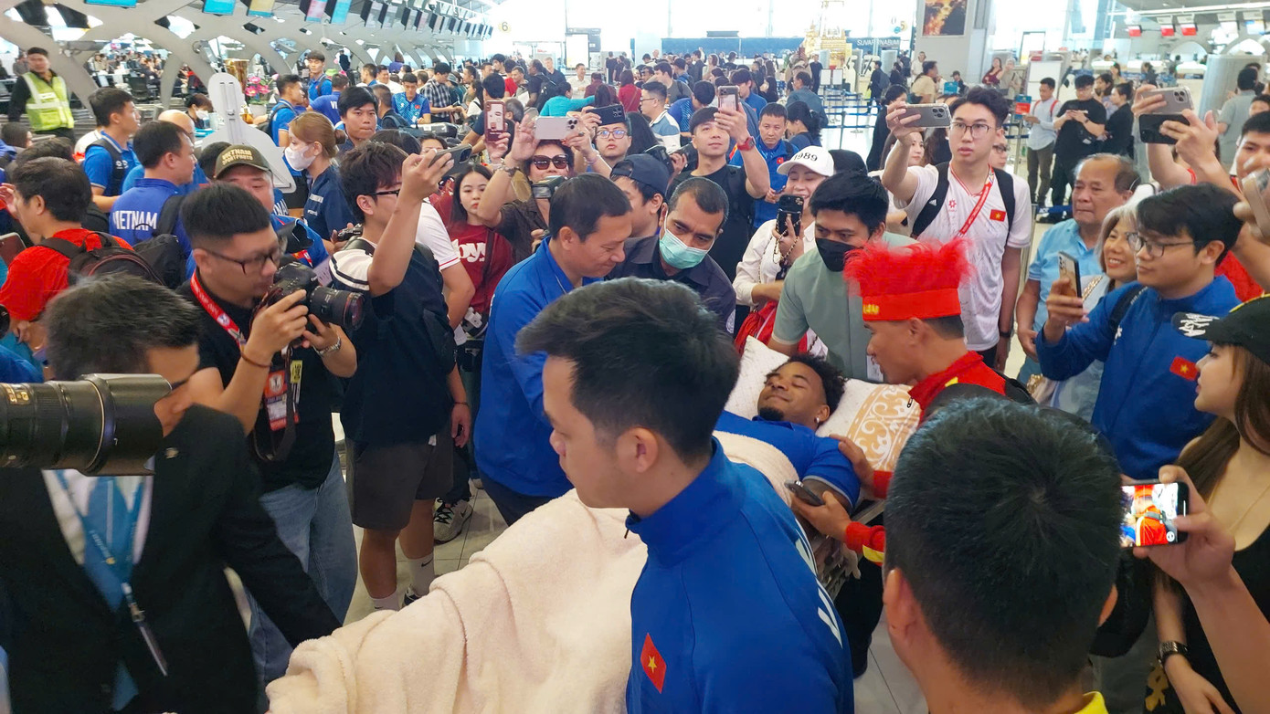 Anh được người hâm mộ vây kín thăm hỏi và động viên sau khi dính chấn thương nặng trong trận chung kết lượt về ASEAN Cup 2024.