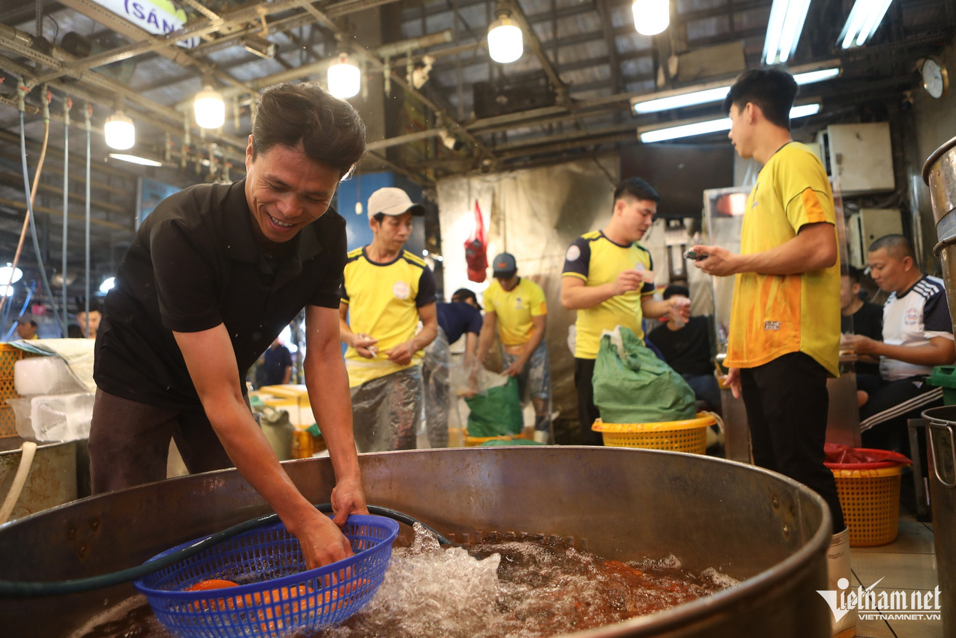 2h sáng, anh Phạm Văn Dũng (quận Bình Thạnh) đã có mặt tại chợ Bình Điền. &quot;Ngày bình thường tôi kinh doanh rau thịt, đến ngày đưa ông Táo bán thêm mặt hàng cá chép đỏ để phục vụ nhu cầu của bà con&quot;, người đàn ông nói trong lúc tự tay chọn từng con cá.