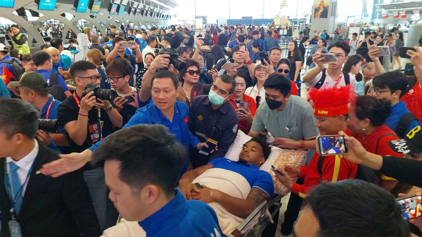 Trưa 6/1 (giờ Hà Nội), tiền đạo Nguyễn Xuân Son được đưa ra sân bay tại Thái Lan, để cùng đồng đội trở về nước, sau khi giành chức vô địch ASEAN Cup 2024.
