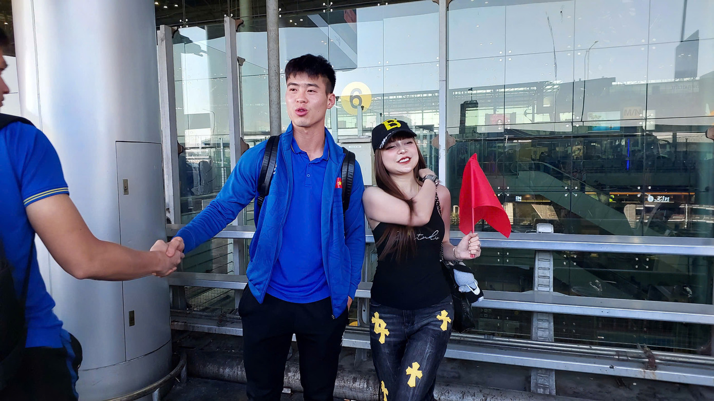 Đội trưởng Duy Mạnh được người hâm mộ "săn đón".