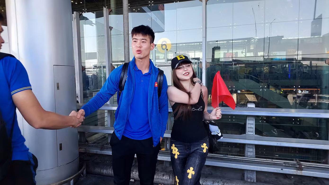 Đội trưởng Duy Mạnh được người hâm mộ "săn đón". Đội trưởng Duy Mạnh được người hâm mộ "săn đón".