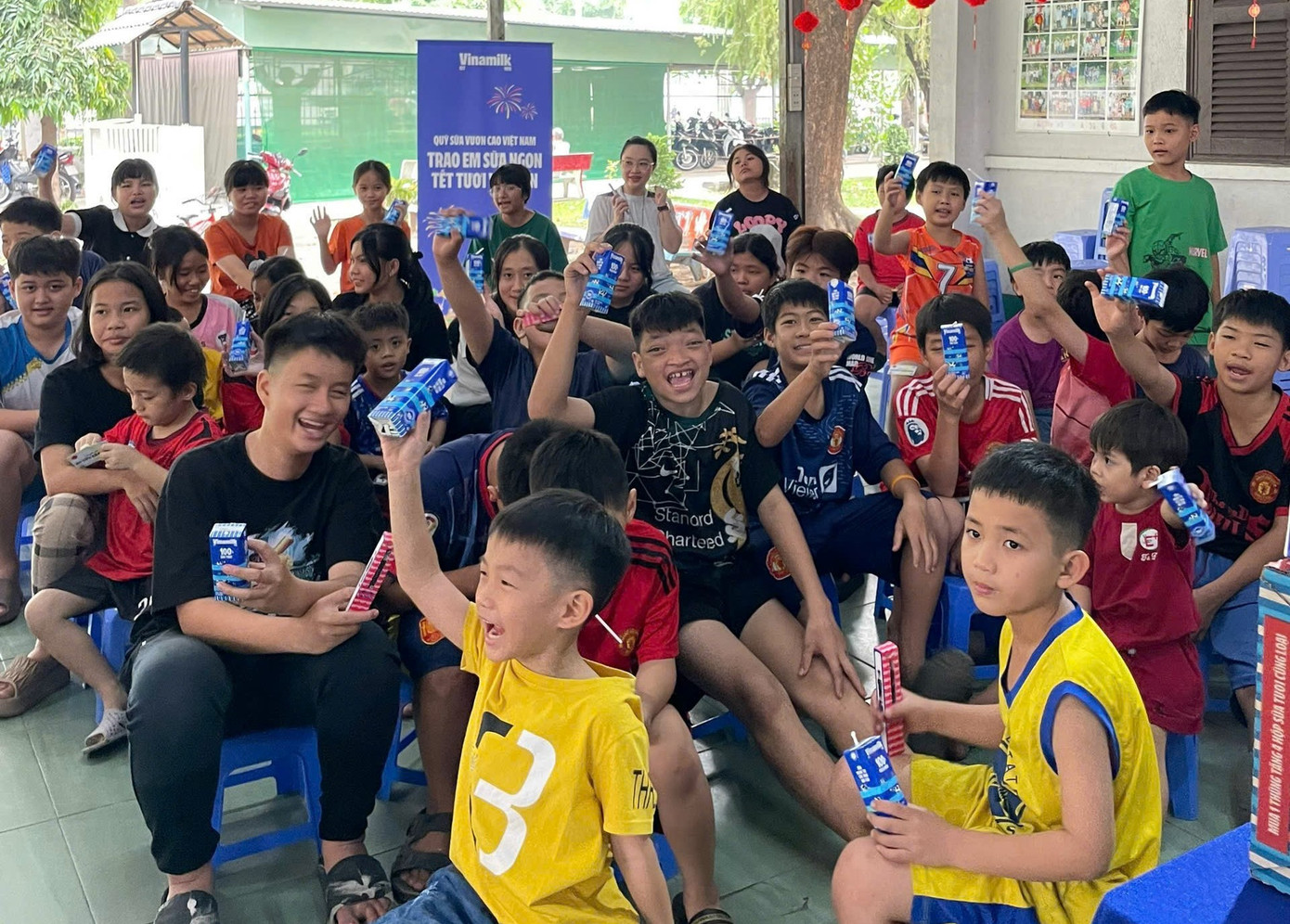 Tiếp đó, ngày 25/1, hơn 120 em nhỏ Làng trẻ em SOS Gò Vấp, một trong 2 làng SOS đầu tiên tại Việt Nam, cũng đã nhận các phần quà Tết đến từ chương trình Quỹ sữa Vươn cao Việt Nam. Không riêng tại đây, gần 1.000 phần quà Tết tương đương 13.100 hộp sữa tươi Vinamilk 100%, cũng được trao đến các bé đang được nuôi dưỡng, học tập tại tất cả 17 làng trẻ em SOS trên cả nước. Tiếp đó, ngày 25/1, hơn 120 em nhỏ Làng trẻ em SOS Gò Vấp, một trong 2 làng SOS đầu tiên tại Việt Nam, cũng đã nhận các phần quà Tết đến từ chương trình Quỹ sữa Vươn cao Việt Nam. Không riêng tại đây, gần 1.000 phần quà Tết tương đương 13.100 hộp sữa tươi Vinamilk 100%, cũng được trao đến các bé đang được nuôi dưỡng, học tập tại tất cả 17 làng trẻ em SOS trên cả nước.