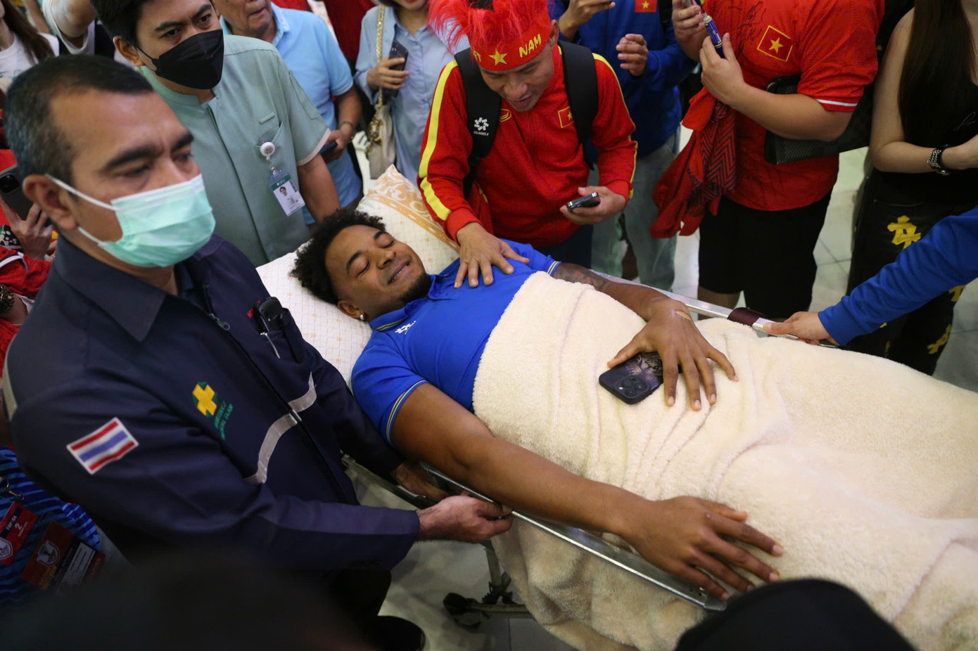 "Việt Nam vô địch. Cảm ơn vì những tin nhắn. Tôi sẽ trở lại mạnh mẽ", Xuân Son viết trên trang cá nhân.