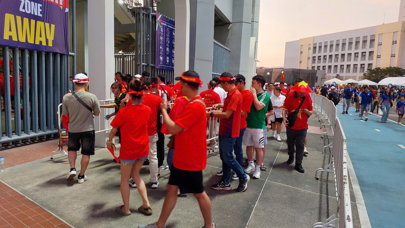 Cổ động viên Việt Nam tiến qua cửa soát vé