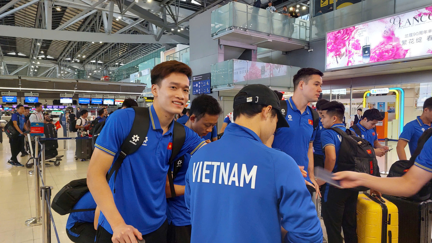 Hoàng Đức và các đồng đội rạng rỡ tại sân bay sau khi giành chức vô địch ASEAN Cup 2024. Đây là lần thứ 3 đội tuyển Việt Nam đăng quang ngôi vô địch Đông Nam Á, sau các chức vô địch năm 2008 và 2018.